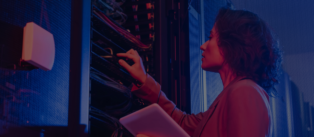 Frau arbeitet an Server-Racks